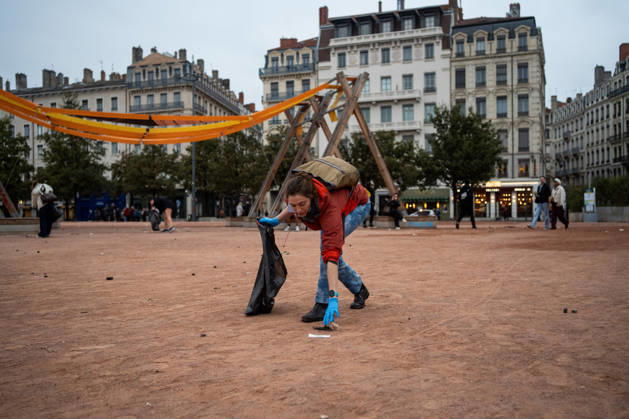 Vandalism following the protest against the high cost of living in Lyon on October 18, 2026 Nicolas Liponne MAXPPP Lyon 10 18 2026 People are cleaning up Place Bellecour, the day after the riots that broke out during the October 17 protest against the high cost of living in Lyon, on October 18, 2026 People are cleaning up Place Bellecour the day after the riots that broke out during the October 17 protest against the high cost of living in Lyon, on October 18, 2026 Lyon Auvergne-Rhône-Alpes France  Copyright: xMAXPPPxNicolasxLiponnex NLP202610180894 NLP202610180894