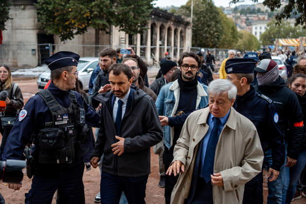 Vandalism following the protest against the high cost of living in Lyon on October 18, 2026 Nicolas Liponne MAXPPP Lyon 10 18 2026 Grégory Doucet, mayor of Lyon, Etienne Guyot, prefect of the Rhône department, in front of the burned-out tourist office, the day after the riots that broke out during the October 17 protest against the high cost of living in Lyon, on October 18, 2026 Grégory Doucet, mayor of Lyon, and Etienne Guyot, prefect of the Rhône department, stand in front of the burned-out tourist office the day after the riots that broke out during the October 17 protest against the high cost of living in Lyon, on October 18, 2026 Lyon Auvergne-Rhône-Alpes France  Copyright: xMAXPPPxNicolasxLiponnex NLP202610180899 NLP202610180899