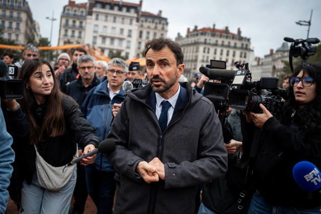 Vandalism following the protest against the high cost of living in Lyon on October 18, 2026 Nicolas Liponne MAXPPP Lyon 10 18 2026 Grégory Doucet, mayor of Lyon, during a press briefing in front of the burned-out tourist office, the day after the riots that broke out during the October 17 protest against the high cost of living in Lyon, on October 18, 2026. Grégory Doucet, mayor of Lyon, during a press briefing in front of the burned-down tourist office, the day after the riots that broke out during the October 17 protest against the high cost of living in Lyon, on October 18, 2026 Lyon Auvergne-Rhône-Alpes France  Copyright: xMAXPPPxNicolasxLiponnex NLP202610180903 NLP202610180903