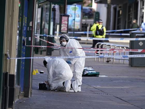Forensic investigators examine scene after police officer shot in Nottingham NOTTINGHAM, UNITED KINGDOM - OCTOBER 18: Forensic investigators in protective suits examine a cordoned-off crime scene as police officers secure the area after a police office was shot early in the morning on October 18, 2026, in Nottingham, United Kingdom. The scene remains cordoned off following a reported shooting involving a police officer earlier in the morning. A police officer was shot after approaching two people earlier in the morning and was taken to hospital for treatment, according to Nottinghamshire Police. Giannis Alexopoulos Anadolu Nottingham United Kingdom. Editorial use only. Please get in touch for any other usage.  Copyright: x2026xAnadoluxGiannisxAlexopoulosx