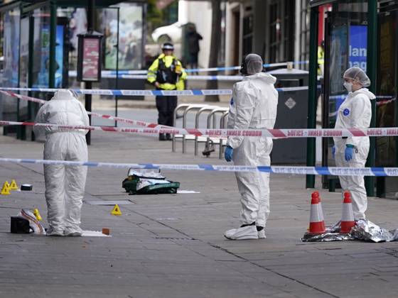 Forensic investigators examine scene after police officer shot in Nottingham NOTTINGHAM, UNITED KINGDOM - OCTOBER 18: Forensic investigators in protective suits examine a cordoned-off crime scene as police officers secure the area after a police office was shot early in the morning on October 18, 2026, in Nottingham, United Kingdom. The scene remains cordoned off following a reported shooting involving a police officer earlier in the morning. A police officer was shot after approaching two people earlier in the morning and was taken to hospital for treatment, according to Nottinghamshire Police. Giannis Alexopoulos Anadolu Nottingham United Kingdom. Editorial use only. Please get in touch for any other usage.  Copyright: x2026xAnadoluxGiannisxAlexopoulosx