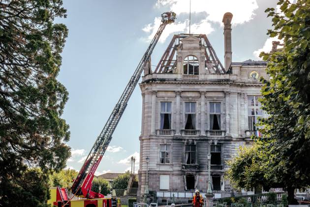 News Bilder des Tages THE DAY AFTER THE OCTOBER 17 PROTESTS PHOTOPQR POPULAIRE DU CENTRE Elise CABANE October 18, 2026 Wide shot of the left facade of Limoges City Hall, damaged by the fire that broke out during the October 17 October 2026. The day of mobilization on October 17 against the high cost of living was marked by scenes of urban guerrilla warfare and looting in many cities across France  Copyright: xPHOTOPQR POPULAIRExDUxCENTRE MAXxElisexCABANEx 20261018POP1407 20261018POP1407