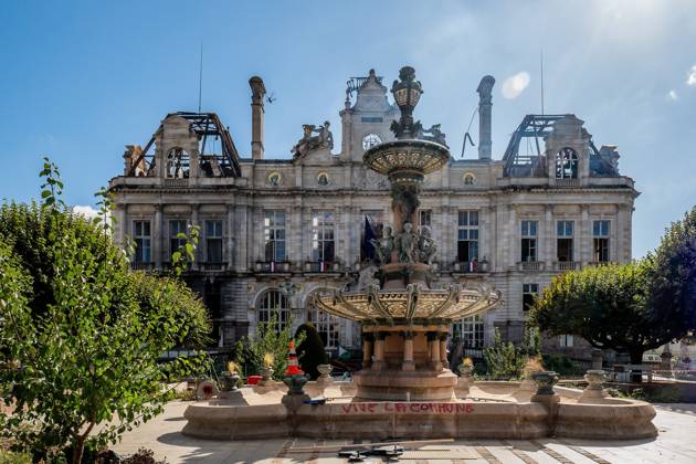 THE DAY AFTER THE OCTOBER 17 PROTESTS PHOTOPQR POPULAIRE DU CENTRE Elise CABANE October 18, 2026 Wide shot of Limoges City Hall, damaged by the fire that broke out during the October 17, 2026 in Limoges, Haute-Vienne, Nouvelle-Aquitaine, France, on October 18, 2026. The day of mobilization on October 17 against the high cost of living was marked by scenes of urban guerrilla warfare and looting in many cities across France  Copyright: xPHOTOPQR POPULAIRExDUxCENTRE MAXxElisexCABANEx 20261018POP1421 20261018POP1421