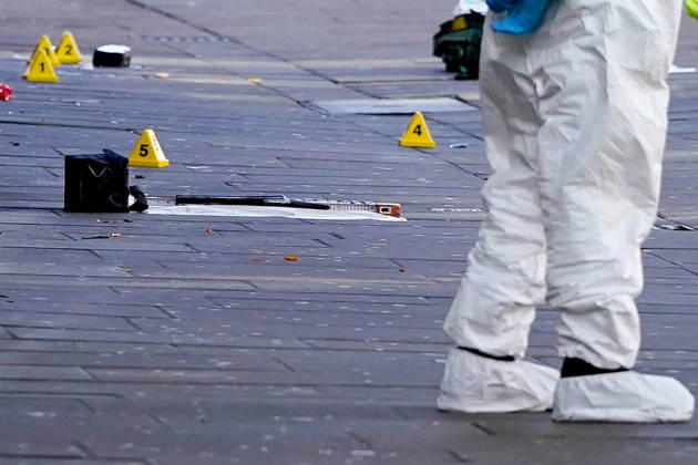 News Bilder des Tages Forensic investigators examine scene after police officer shot in Nottingham NOTTINGHAM, UNITED KINGDOM - OCTOBER 18: A firearm is seen at the scene as forensic investigators in protective suits examine a cordoned-off crime scene as police officers secure the area after a police office was shot early in the morning on October 18, 2026, in Nottingham, United Kingdom. The scene remains cordoned off following a reported shooting involving a police officer earlier in the morning. A police officer was shot after approaching two people earlier in the morning and was taken to hospital for treatment, according to Nottinghamshire Police. Loannis Alexopoulos Anadolu Nottingham United Kingdom. Editorial use only. Please get in touch for any other us  Copyright: x2026xAnadoluxLoannisxAlexopoulosx