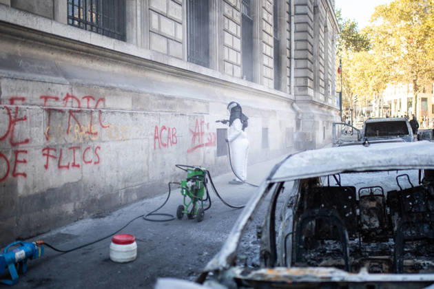 Aftermath of clashes during nationwide protests in Paris PARIS, FRANCE - OCTOBER 18: A worker tries to remove graffiti on a building after a day of violent clashes between police and protesters amid a nationwide mobilisation over rising living costs, fuel prices and education funding in Paris, France, on October 18, 2026. Hesham Elsherif Anadolu Paris France. Editorial use only. Please get in touch for any other usage.  Copyright: x2026xAnadoluxHeshamxElsherifx