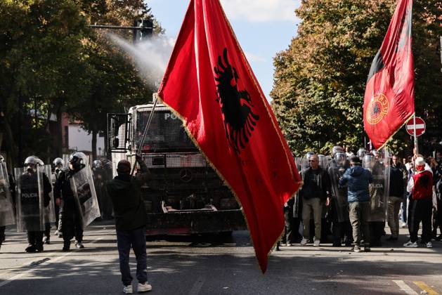 News Bilder des Tages October 18, 2026, Tirana, Albania: TIRANA, ALBANIA, OCTOBER 18, 2026: Demonstrators clash with riot police outside the Ministry of Education in Tirana as student-led anti-government protests continue for a sixth consecutive day. Protesters throw stones while police respond with tear gas, water cannons and rubber bullets. The demonstrations demand improved university conditions and the resignation of Prime Minister Edi Rama. Tirana Albania  - ZUMAq101 20261018_zna_q101_067 Copyright: xVlasovxSulajx