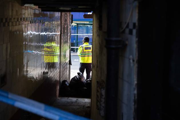 UK: Police Officer Shoooting Incident - Nottingham City Centre - 18th October 2026 A police officer is seen down an alley way in a crime scene in Nottingham City Centre after a Police Officer was shot in the foot in the early hours of 18th October 2026 (Photo by Ben Booth EEm Sipa USA) Nottingham Nottingham City Centre Nottinghamshire England Copyright: xBenxBoothx