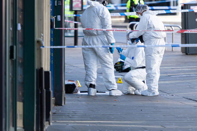 UK: Police Officer Shoooting Incident - Nottingham City Centre - 18th October 2026 A member of the forensics team swabs a weapon in a crime scene in Nottingham City Centre after a Police Officer was shot in the foot in the early hours of 18th October 2026 (Photo by Ben Booth EEm Sipa USA) Nottingham Nottingham City Centre Nottinghamshire England Copyright: xBenxBoothx