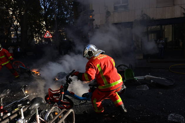 Aftermath of clashes during nationwide protests in Paris PARIS, FRANCE - OCTOBER 18: Firefighters extinguish fires set to bicycles and street debris as streets across Paris show signs of damage following a day of violent clashes between police and protesters amid a nationwide mobilization over rising living costs, fuel prices, and education funding in Paris, France, on October 18, 2026. Ibrahim Ezzat Anadolu Paris France. Editorial use only. Please get in touch for any other usage.  Copyright: x2026xAnadoluxIbrahimxEzzatx