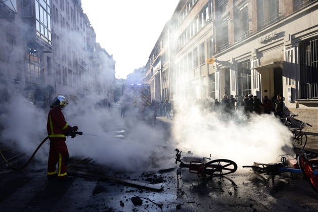 Aftermath of clashes during nationwide protests in Paris PARIS, FRANCE - OCTOBER 18: Firefighters extinguish fires set to bicycles and street debris as streets across Paris show signs of damage following a day of violent clashes between police and protesters amid a nationwide mobilization over rising living costs, fuel prices, and education funding in Paris, France, on October 18, 2026. Ibrahim Ezzat Anadolu Paris France. Editorial use only. Please get in touch for any other usage.  Copyright: x2026xAnadoluxIbrahimxEzzatx