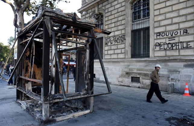 Day after the demonstrations, violence and looting occurred near the Place de la Republique - Paris The day after the demonstrations, violence and looting occurred near the Place de la Republique in Paris, France on October 18, 2026. Violent clashes between protesters and the French police during the demonstration protesting against the high cost of living. as part of a nationalwide call for mobilisation bringing together various groups expressing their anger former Yellow Vests, secondary school and university students, climate activists, even farmers. After weeks of student protests, France faces broader, nationwide demonstrations. Photo by Alain Apaydin ABACAPRESS Paris France  Copyright: xApaydinxAlain ABACAx