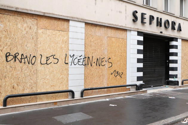 Illustration, October 18, 2026, showing the aftermath of the previous day’s protest in Lyon. As a continuation of the high school student movement, the October 17, 2026, protest against the high cost of living was intended to bring together the struggles of high school students, retirees, and former Yellow Vests —a convergence that was ultimately overshadowed by unprecedented property damage, violence, and looting in Paris and here in the provinces. Pascal Fayolle, Bestimage. On October 18, 2026, the aftermath of the previous day’s demonstration in Lyon was on full display. Intended as a continuation of the high school student movement, the protest against the high cost of living on October 17, 2026, was intended to foster a convergence o  Copyright: xPascalxFayollex xBestimagexPascalxFayollex xBestimagex
