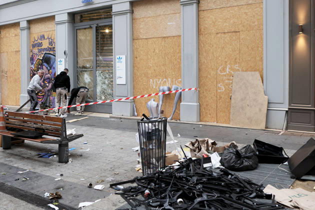 Illustration, October 18, 2026, showing the aftermath of the previous day’s protest in Lyon. As a continuation of the high school student movement, the October 17, 2026, protest against the high cost of living was intended to bring together the struggles of high school students, retirees, and former Yellow Vests —a convergence that was ultimately overshadowed by unprecedented property damage, violence, and looting in Paris and here in the provinces. Pascal Fayolle, Bestimage. On October 18, 2026, the aftermath of the previous day’s demonstration in Lyon was on full display. Intended as a continuation of the high school student movement, the protest against the high cost of living on October 17, 2026, was intended to foster a convergence o  Copyright: xPascalxFayollex xBestimagexPascalxFayollex xBestimagex