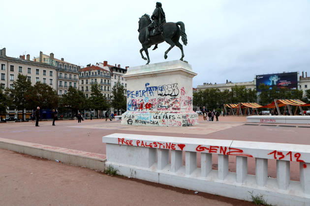 Illustration, October 18, 2026, showing the aftermath of the previous day’s protest in Lyon. As a continuation of the high school student movement, the October 17, 2026, protest against the high cost of living was intended to bring together the struggles of high school students, retirees, and former Yellow Vests —a convergence that was ultimately overshadowed by unprecedented property damage, violence, and looting in Paris and, as seen here, in the provinces. Pascal Fayolle, Bestimage. On October 18, 2026, the aftermath of the previous day’s demonstration in Lyon was on full display. Intended as a continuation of the high school student movement, the protest against the high cost of living on October 17, 2026, was intended to foster a con  Copyright: xPascalxFayollex xBestimagexPascalxFayollex xBestimagex