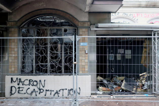 Illustration, October 18, 2026, showing the aftermath of the previous day’s protest in Lyon. As a continuation of the high school student movement, the October 17, 2026, protest against the high cost of living was intended to bring together the struggles of high school students, retirees, and former Yellow Vests —a convergence that was ultimately overshadowed by unprecedented property damage, violence, and looting in Paris and here in the provinces. Pascal Fayolle, Bestimage. On October 18, 2026, the aftermath of the previous day’s demonstration in Lyon was on full display. Intended as a continuation of the high school student movement, the protest against the high cost of living on October 17, 2026, was intended to foster a convergence o  Copyright: xPascalxFayollex xBestimagexPascalxFayollex xBestimagex