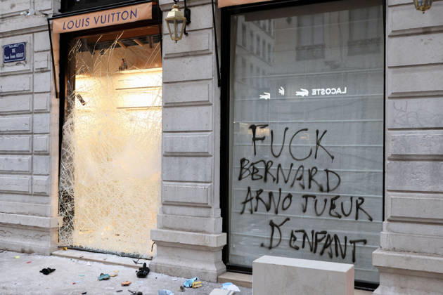 Illustration, October 18, 2026, showing the aftermath of the previous day’s protest in Lyon. As a continuation of the high school student movement, the October 17, 2026, protest against the high cost of living was intended to bring together the struggles of high school students, retirees, and former Yellow Vests —a convergence that was ultimately overshadowed by unprecedented property damage, violence, and looting in Paris and here in the provinces. Pascal Fayolle, Bestimage. On October 18, 2026, the aftermath of the previous day’s demonstration in Lyon was on full display. Intended as a continuation of the high school student movement, the protest against the high cost of living on October 17, 2026, was intended to foster a convergence o  Copyright: xPascalxFayollex xBestimagexPascalxFayollex xBestimagex