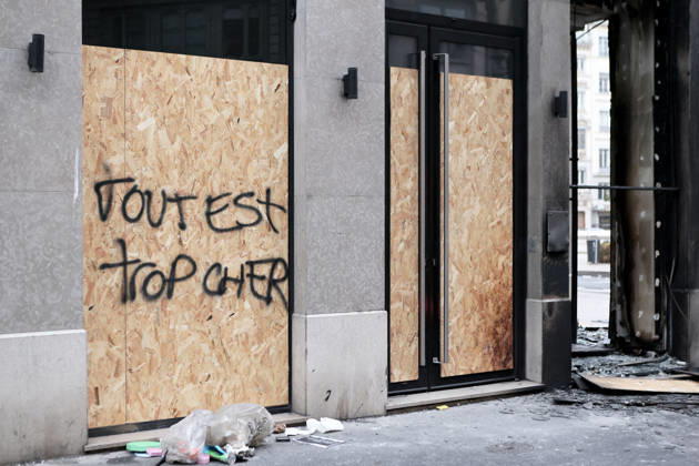 Illustration, October 18, 2026, showing the aftermath of the previous day’s protest in Lyon. As a continuation of the high school student movement, the October 17, 2026, protest against the high cost of living was intended to bring together the struggles of high school students, retirees, and former Yellow Vests —a convergence that was ultimately overshadowed by unprecedented property damage, violence, and looting in Paris and here in the provinces. Pascal Fayolle, Bestimage. On October 18, 2026, the aftermath of the previous day’s demonstration in Lyon was on full display. Intended as a continuation of the high school student movement, the protest against the high cost of living on October 17, 2026, was intended to foster a convergence o  Copyright: xPascalxFayollex xBestimagexPascalxFayollex xBestimagex