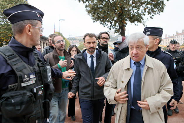 Grégory Doucet, mayor of Lyon, and Etienne Guyot, prefect of the Rhône department, came to assess the damage at Place Bellecour, where the tourist information center had been set on fire the day before. Illustration, October 18, 2026: traces of the previous day’s protest in Lyon. As a continuation of the high school student movement, the October 17, 2026, protest against the high cost of living was intended to bring together the struggles of high school students, retirees, and former Yellow Vests —a convergence that was ultimately overshadowed by unprecedented property damage, violence, and looting in Paris and here in the provinces. Pascal Fayolle, Bestimage. On October 18, 2026, the aftermath of the previous day’s demonstration in Lyon  Copyright: xPascalxFayollex xBestimagexPascalxFayollex xBestimagex