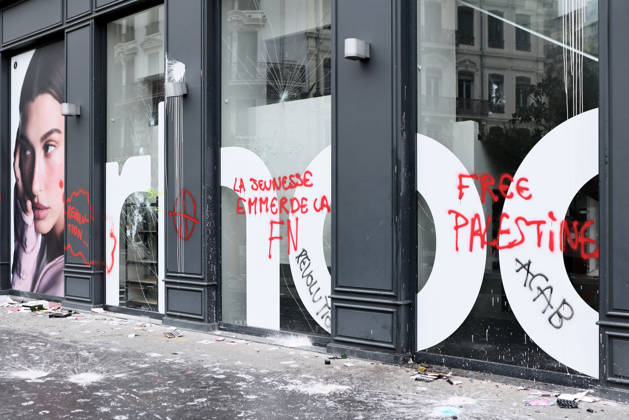 Illustration, October 18, 2026, showing the aftermath of the previous day’s protest in Lyon. As a continuation of the high school student movement, the October 17, 2026, protest against the high cost of living was intended to bring together the struggles of high school students, retirees, and former Yellow Vests —a convergence that was ultimately overshadowed by unprecedented property damage, violence, and looting in Paris and here in the provinces. Pascal Fayolle, Bestimage. On October 18, 2026, the aftermath of the previous day’s demonstration in Lyon was on full display. Intended as a continuation of the high school student movement, the protest against the high cost of living on October 17, 2026, was intended to foster a convergence o  Copyright: xPascalxFayollex xBestimagexPascalxFayollex xBestimagex