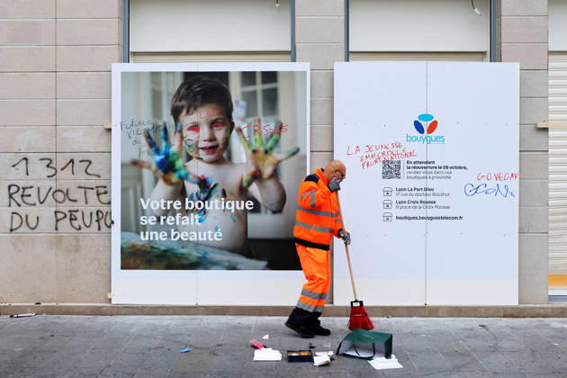 Illustration, October 18, 2026, showing the aftermath of the previous day’s protest in Lyon. As a continuation of the high school student movement, the October 17, 2026, protest against the high cost of living was intended to bring together the struggles of high school students, retirees, and former Yellow Vests —a convergence that was ultimately overshadowed by unprecedented property damage, violence, and looting in Paris and here in the provinces. Pascal Fayolle, Bestimage. On October 18, 2026, the aftermath of the previous day’s demonstration in Lyon was on full display. Intended as a continuation of the high school student movement, the protest against the high cost of living on October 17, 2026, was intended to foster a convergence o  Copyright: xPascalxFayollex xBestimagexPascalxFayollex xBestimagex