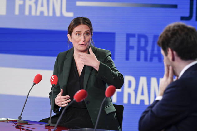 Marine Tondelier on Franc Jeu - Paris Leader of the Ecologists and French candidate for presidency Marine Tondelier poses for pictures for Franc Jeu on France 2 channel in Paris, France on October 18, 2026. Photo by Stephane Le Tellec ABACAPRESS.COM Paris France  Copyright: xLexTellecxStephane ABACAx
