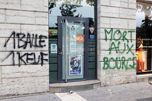 Illustration, October 18, 2026, showing the aftermath of the previous day’s protest in Lyon. As a continuation of the high school student movement, the October 17, 2026, protest against the high cost of living was intended to bring together the struggles of high school students, retirees, and former Yellow Vests —a convergence that was ultimately overshadowed by unprecedented property damage, violence, and looting in Paris and here in the provinces. Pascal Fayolle, Bestimage. On October 18, 2026, the aftermath of the previous day’s demonstration in Lyon was on full display. Intended as a continuation of the high school student movement, the protest against the high cost of living on October 17, 2026, was intended to foster a convergence o  Copyright: xPascalxFayollex xBestimagexPascalxFayollex xBestimagex