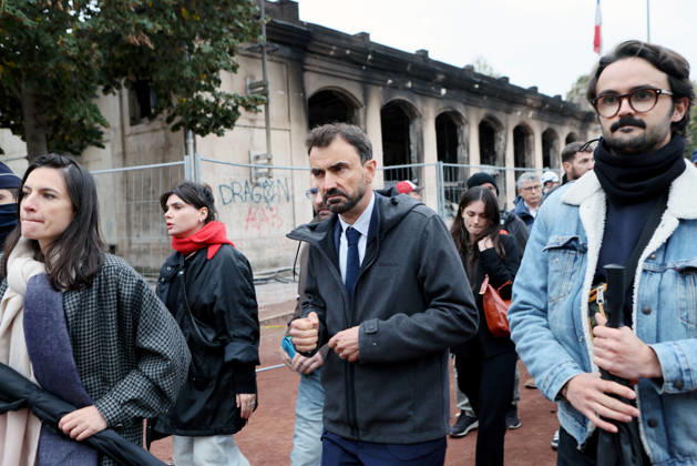 Grégory Doucet, mayor of Lyon, has come to assess the damage at Place Bellecour, where the tourist information center was set on fire the day before. Illustration, October 18, 2026: traces of the previous day’s protest in Lyon. Building on the momentum of the high school student movement, the October 17, 2026, protest against the high cost of living was intended to bring together the struggles of high school students, retirees, and former Yellow Vests —a goal ultimately overshadowed by unprecedented property damage, violence, and looting in Paris and here in the provinces. Pascal Fayolle, Bestimage. On October 18, 2026, the aftermath of the previous day’s demonstration in Lyon was on full display. Intended as a continuation of the high sc  Copyright: xPascalxFayollex xBestimagexPascalxFayollex xBestimagex