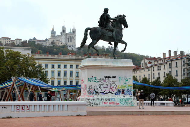 Illustration, October 18, 2026, showing the aftermath of the previous day’s protest in Lyon. Building on the momentum of the high school student movement, the October 17, 2026, protest against the high cost of living was intended to bring together the struggles of high school students, retirees, and former Yellow Vests —a convergence that was ultimately overshadowed by unprecedented property damage, violence, and looting in Paris and here in the provinces. Pascal Fayolle, Bestimage. On October 18, 2026, the aftermath of the previous day’s demonstration in Lyon was on full display. Intended as a continuation of the high school student movement, the protest against the high cost of living on October 17, 2026, was intended to foster a conver  Copyright: xPascalxFayollex xBestimagexPascalxFayollex xBestimagex