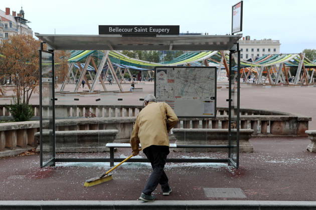 Illustration, October 18, 2026, showing the aftermath of the previous day’s protest in Lyon. Building on the momentum of the high school student movement, the October 17, 2026, protest against the high cost of living was intended to bring together the struggles of high school students, retirees, and former Yellow Vests —a convergence that was ultimately overshadowed by unprecedented property damage, violence, and looting in Paris and here in the provinces. Pascal Fayolle, Bestimage. On October 18, 2026, the aftermath of the previous day’s demonstration in Lyon was on full display. Intended as a continuation of the high school student movement, the protest against the high cost of living on October 17, 2026, was intended to foster a conver  Copyright: xPascalxFayollex xBestimagexPascalxFayollex xBestimagex