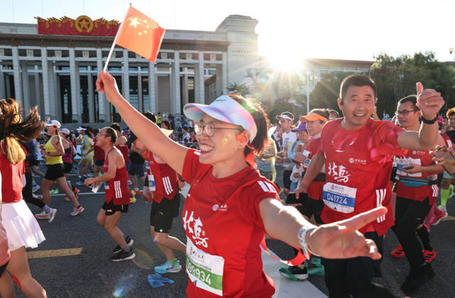 (261018) -- BEIJING, Oct. 18, 2026 -- Runner gesture as they compete during the 2026 Beijing Marathon & National Marathon Championships in Beijing, capital of China, Oct. 18, 2026. ) (SP)CHINA-BEIJING-2026 BEIJING MARATHON(CN) LixMing