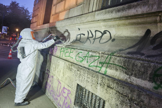 Clearing up debris in Paris following riots PARIS 18-10-2026. The day after in Paris, where the cleanup has begun. Chaos has gripped the city, marked by arson, looting, and riots. Protests are set for October 17, with high school students, university students, farmers, Yellow Vests, and some labor unions calling for a demonstration against the high cost of living, rising fuel prices, and poor conditions within the education system.. NICO GARSTMAN CONTENT CURATION PARIS FRANCE  Copyright: xNICOxGARSTMANx xCONTENTxCURATIONx NICOxGARSTMANx xCONTENTxCURATIONx