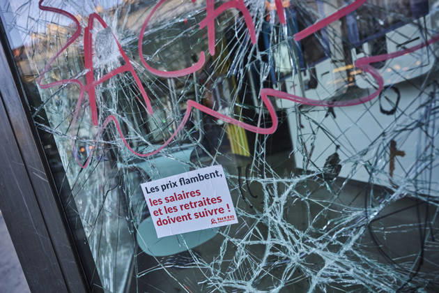 Clearing up debris in Paris following riots PARIS 18-10-2026. The day after in Paris, where the cleanup has begun. Chaos has gripped the city, marked by arson, looting, and riots. Protests are set for October 17, with high school students, university students, farmers, Yellow Vests, and some labor unions calling for a demonstration against the high cost of living, rising fuel prices, and poor conditions within the education system.. NICO GARSTMAN CONTENT CURATION PARIS FRANCE  Copyright: xNICOxGARSTMANx xCONTENTxCURATIONx NICOxGARSTMANx xCONTENTxCURATIONx