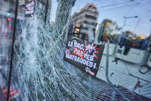Clearing up debris in Paris following riots PARIS 18-10-2026. The day after in Paris, where the cleanup has begun. Chaos has gripped the city, marked by arson, looting, and riots. Protests are set for October 17, with high school students, university students, farmers, Yellow Vests, and some labor unions calling for a demonstration against the high cost of living, rising fuel prices, and poor conditions within the education system.. NICO GARSTMAN CONTENT CURATION PARIS FRANCE  Copyright: xNICOxGARSTMANx xCONTENTxCURATIONx NICOxGARSTMANx xCONTENTxCURATIONx