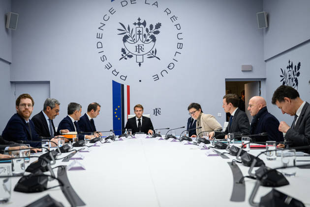 News Bilder des Tages Interministerial Crisis Meeting at Elysee - Paris French Minister of Action and Public Accounts David Amiel, French Trade Minister Serge Papin, French Justice Minister Gerald Darmanin, French Prime Minister Sebastien Lecornu, French President Emmanuel Macron, French Interior Minister Laurent Nunez, French government Secretary General Laurence Marion, French Minister of Education Edouard Geffray, Chief of Staff to France s Prime Minister Philippe Gustin, French Minister of Higher Education, Research and Space Philippe Baptiste attend an Interministerial Crisis Meeting chaired by French President at the Elysee Presidential Palace, in Paris, France on October 18, 2026 the day after riots and looting on the sidelines of nationwide protests agai  Copyright: xTschaenxEric Pool ABACAx