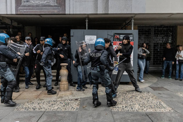 Police detain 160 as unrest continues for second day in Milan MILAN, ITALY - OCTOBER 18: Police carry out numerous detentions and arrests as protesters, including many young demonstrators, flee from law enforcement during urban unrest following demonstrations against the high cost of living in Milan, Italy, on October 18, 2026. Damage to shops and public property was reported across the city amid the clashes. Andrea Carrubba Anadolu Milan Italy. Editorial use only. Please get in touch for any other usage.  Copyright: x2026xAnadoluxAndreaxCarrubbax
