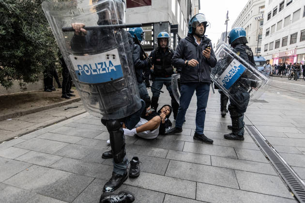 Police detain 160 as unrest continues for second day in Milan MILAN, ITALY - OCTOBER 18: Police carry out numerous detentions and arrests as protesters, including many young demonstrators, flee from law enforcement during urban unrest following demonstrations against the high cost of living in Milan, Italy, on October 18, 2026. Damage to shops and public property was reported across the city amid the clashes. Andrea Carrubba Anadolu Milan Italy. Editorial use only. Please get in touch for any other usage.  Copyright: x2026xAnadoluxAndreaxCarrubbax