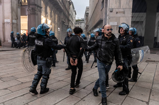 Police detain 160 as unrest continues for second day in Milan MILAN, ITALY - OCTOBER 18: Police carry out numerous detentions and arrests as protesters, including many young demonstrators, flee from law enforcement during urban unrest following demonstrations against the high cost of living in Milan, Italy, on October 18, 2026. Damage to shops and public property was reported across the city amid the clashes. Andrea Carrubba Anadolu Milan Italy. Editorial use only. Please get in touch for any other usage.  Copyright: x2026xAnadoluxAndreaxCarrubbax