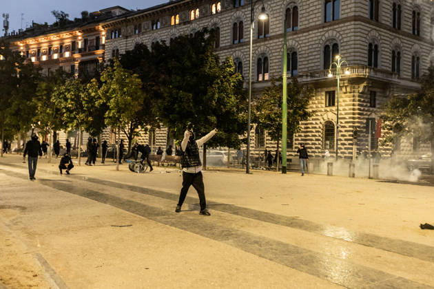 Police detain 160 as unrest continues for second day in Milan MILAN, ITALY - OCTOBER 18: Police carry out numerous detentions and arrests as protesters, including many young demonstrators, flee from law enforcement during urban unrest following demonstrations against the high cost of living in Milan, Italy, on October 18, 2026. Damage to shops and public property was reported across the city amid the clashes. Andrea Carrubba Anadolu Milan Italy. Editorial use only. Please get in touch for any other usage.  Copyright: x2026xAnadoluxAndreaxCarrubbax