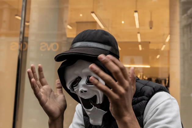Police detain 160 as unrest continues for second day in Milan MILAN, ITALY - OCTOBER 18: A protester is seen wearing a mask as young protesters flee from police as they run through the streets, damaging shops and public property during urban unrest in Milan, Italy, on October 18, 2026, a day after protests against the rising cost of living. Groups threw stones, bottles, firecrackers and barriers at officers, who responded with tear gas and water cannon. Shops were damaged and looted around the city center, while a Carabinieri vehicle was destroyed. Andrea Carrubba Anadolu Milan Italy. Editorial use only. Please get in touch for any other usage.  Copyright: x2026xAnadoluxAndreaxCarrubbax