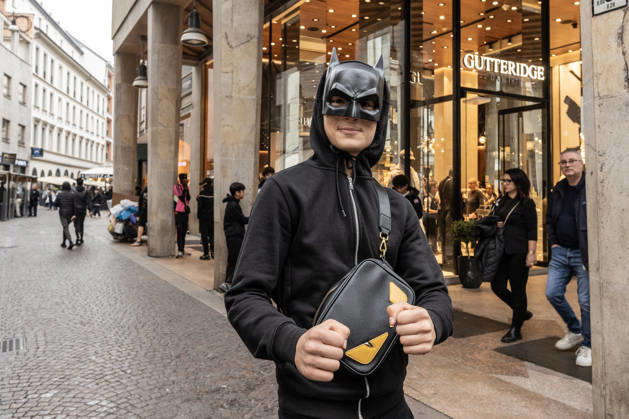 Police detain 160 as unrest continues for second day in Milan MILAN, ITALY - OCTOBER 18: A protester is seen wearing a mask during a protest in Milan, Italy, on October 18, 2026, a day after protests against the rising cost of living. Groups threw stones, bottles, firecrackers and barriers at officers, who responded with tear gas and water cannon. Shops were damaged and looted around the city center, while a Carabinieri vehicle was destroyed. Andrea Carrubba Anadolu Milan Italy. Editorial use only. Please get in touch for any other usage.  Copyright: x2026xAnadoluxAndreaxCarrubbax