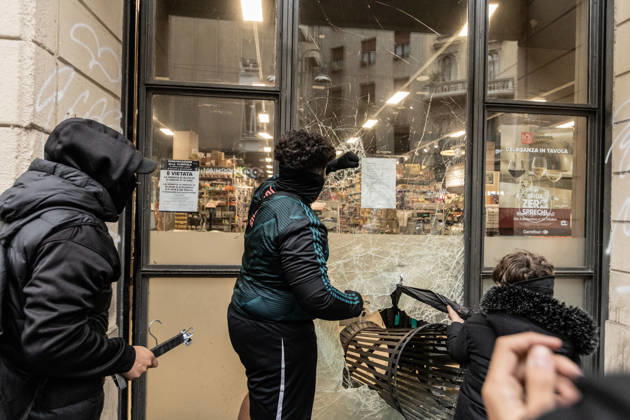 Police detain 160 as unrest continues for second day in Milan MILAN, ITALY - OCTOBER 18: Protesters vandalize a shop during protests in Milan, Italy, on October 18, 2026. Groups threw stones, bottles, firecrackers and barriers at police officers, who responded with tear gas and water cannon, while shops were damaged and looted around the city center and a Carabinieri vehicle was destroyed. Andrea Carrubba Anadolu Milan Italy. Editorial use only. Please get in touch for any other usage.  Copyright: x2026xAnadoluxAndreaxCarrubbax