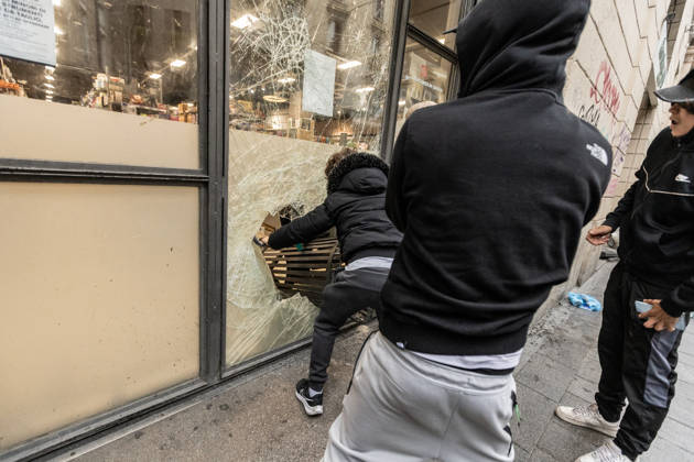 Police detain 160 as unrest continues for second day in Milan MILAN, ITALY - OCTOBER 18: Protesters vandalize a shop during protests in Milan, Italy, on October 18, 2026. Groups threw stones, bottles, firecrackers and barriers at police officers, who responded with tear gas and water cannon, while shops were damaged and looted around the city center and a Carabinieri vehicle was destroyed. Andrea Carrubba Anadolu Milan Italy. Editorial use only. Please get in touch for any other usage.  Copyright: x2026xAnadoluxAndreaxCarrubbax