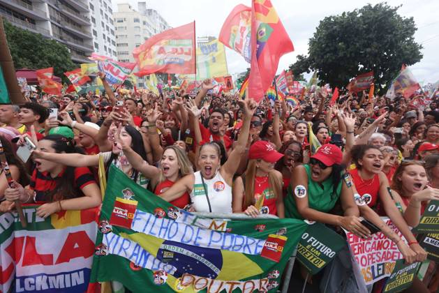October 18, 2026, Rio De Janeiro, Rio De Janeiro, Brazil: Brazilian musicians joined tens of thousands of supporters gather at Copacabana Beach in Rio de Janeiro, Brazil, for the Ato Musical pela Democracia (Musical Act for Democracy), a large-scale free concert featuring singer-songwriter Caetano Veloso and an extensive lineup of prominent Brazilian performers. The event combines live music with political expression in a show of support for President Luiz InoÂ¡cio Lula da Silva ahead of BrazilÃ¢â‚¬â ¢s October 25 presidential runoff election, in which Lula faces challenger FloÂ¡vio Bolsonaro. Rio De Janeiro Brazil  - ZUMAk251 20261018_znp_k251_005 Copyright: xBobxKarpx