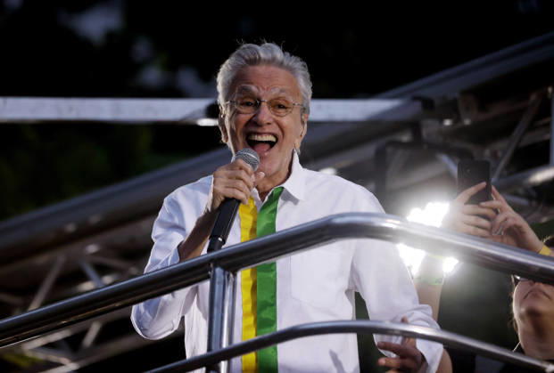 October 18, 2026, Rio De Janeiro, Rio De Janeiro, Brazil: Legendary Brazilian singer-songwriter CAETANO VELOSO performs joining tens of thousands of supporters who gathered at Copacabana Beach in Rio de Janeiro, Brazil, for the Ato Musical pela Democracia (Musical Act for Democracy), a large-scale free concert featuring singer-songwriter Caetano Veloso and an extensive lineup of prominent Brazilian performers. The event combines live music with political expression in a show of support for President Luiz Inacio Lula da Silva ahead of Brazil™s October 25 presidential runoff election, in which Lula faces challenger Flavio Bolsonaro. Rio De Janeiro Brazil - ZUMAk251 20261018_znp_k251_011 Copyright: xBobxKarpx