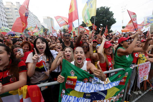 October 18, 2026, Rio De Janeiro, Rio De Janeiro, Brazil: Brazilian musicians joined tens of thousands of supporters gather at Copacabana Beach in Rio de Janeiro, Brazil, for the Ato Musical pela Democracia (Musical Act for Democracy), a large-scale free concert featuring singer-songwriter Caetano Veloso and an extensive lineup of prominent Brazilian performers. The event combines live music with political expression in a show of support for President Luiz Inacio Lula da Silva ahead of Brazil™s October 25 presidential runoff election, in which Lula faces challenger Flavio Bolsonaro. Rio De Janeiro Brazil - ZUMAk251 20261018_znp_k251_012 Copyright: xBobxKarpx