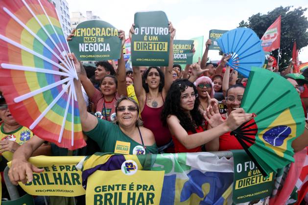 October 18, 2026, Rio De Janeiro, Rio De Janeiro, Brazil: Brazilian musicians joined tens of thousands of supporters gather at Copacabana Beach in Rio de Janeiro, Brazil, for the Ato Musical pela Democracia (Musical Act for Democracy), a large-scale free concert featuring singer-songwriter Caetano Veloso and an extensive lineup of prominent Brazilian performers. The event combines live music with political expression in a show of support for President Luiz InoÂ¡cio Lula da Silva ahead of BrazilÃ¢â‚¬â ¢s October 25 presidential runoff election, in which Lula faces challenger FloÂ¡vio Bolsonaro. Rio De Janeiro Brazil  - ZUMAk251 20261018_znp_k251_017 Copyright: xBobxKarpx