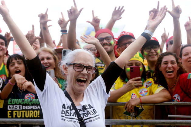 October 18, 2026, Rio De Janeiro, Rio De Janeiro, Brazil: SONIA BRAGA, the internationally acclaimed Brazilian actress poses with fans as she joined Brazilian musicians and tens of thousands of supporters who gathered at Copacabana Beach in Rio de Janeiro, Brazil, for the Ato Musical pela Democracia (Musical Act for Democracy), a large-scale free concert featuring singer-songwriter Caetano Veloso and an extensive lineup of prominent Brazilian performers. The event combines live music with political expression in a show of support for President Luiz InoÂ¡cio Lula da Silva ahead of BrazilÃ¢â‚¬â ¢s October 25 presidential runoff election, in which Lula faces challenger FloÂ¡vio Bolsonaro. Rio De Janeiro Brazil  - ZUMAk251 20261018_znp_k251_027 Copyright: xBobxKarpx