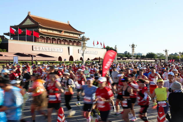 (261019) -- BEIJING, Oct. 19, 2026 -- Runners compete during the 2026 Beijing Marathon & National Marathon Championships in Beijing, capital of China, Oct. 18, 2026. ) XINHUA PHOTOS OF THE DAY JinxLiwang