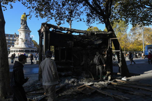 The Day After Nationwide Call For Mobilisation In France - PAris Violent clashes between protesters and French police are seen during a nationwide demonstration against the high cost of living in Republique, Paris, France, on October 18, 2026. Photo by Lionel Urman ABACAPRESS.COM Paris France  Copyright: xUrmanxLionel ABACAx