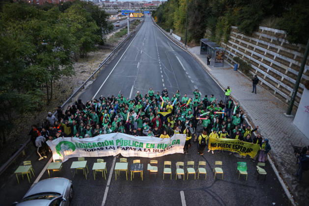 Teachers Block Several Roads During Education Strike in Madrid Teachers block the service road of the A3, on October 19, 2026, in Madrid, Spain. Public school teachers in the Community of Madrid began an indefinite strike last Wednesday, October 14, to demand more resources and better working conditions. The strike was called by the unions CCOO, CGT, CNT, Solidaridad Obrera, STEM, and UGT, as well as by the teacher advocacy groups Educación Especial Digna, Menos Lectivas, and Queremos FP. Among their main demands are the restoration of a maximum of 17 weekly class periods in secondary education and vocational training and 22 in elementary school, and the reduction of class sizes to 13 in preschool, 15 in elementary school, 20 in secondary Copyright: xAlejandroxMartinezxVÃ lezx 7854575